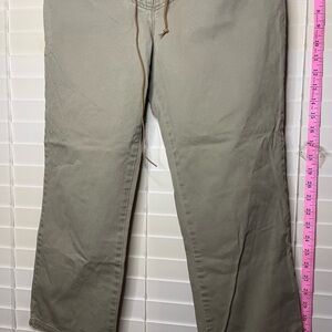 Hollister pants khaki with lace up closure
Taw edge waist
Size 4